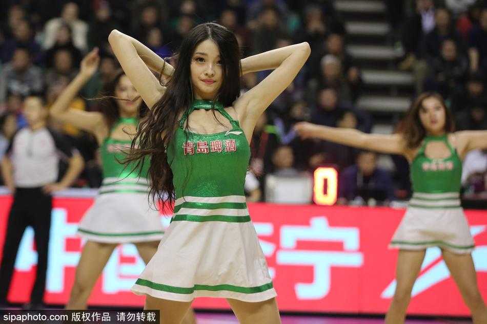 辽篮主场热舞燃情 哈德森率领辽宁本钢力克北京首钢 表演结束后,啦啦队员们面带微笑向观众席致意,她们青春洋溢的身影与身后巨大的辽宁队徽交相辉映,定格了那个赛季主场最动人的瞬间。