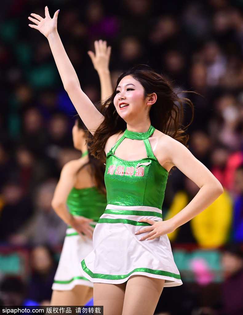 辽篮主场热舞燃情 哈德森率领辽宁本钢力克北京首钢 镜头拉近,一位啦啦队员露出灿烂自信的微笑,她在舞动中仿佛忘却了冬日的寒冷,用专业且富有感染力的表现诠释着篮球宝贝的独特魅力。