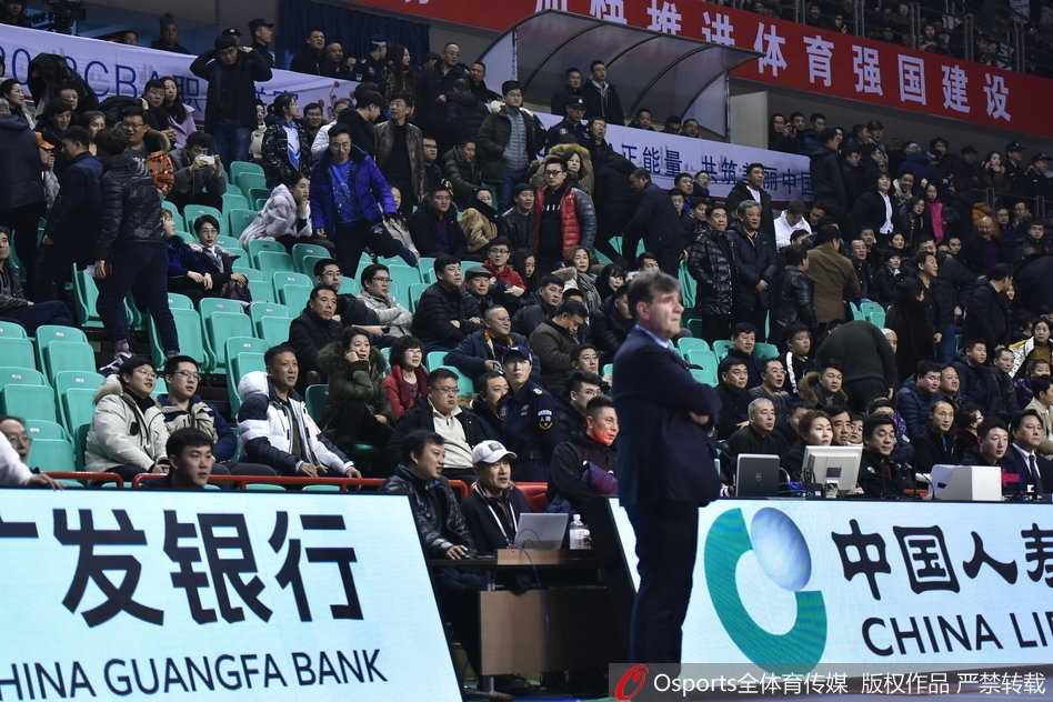 身穿白色球衣的江苏肯帝亚球员在场上积极拼抢，而辽宁队的后卫在严密防守下显得步履蹒跚，整支球队的进攻如同陷入了泥沼，毫无往日水银泻地般的流畅。