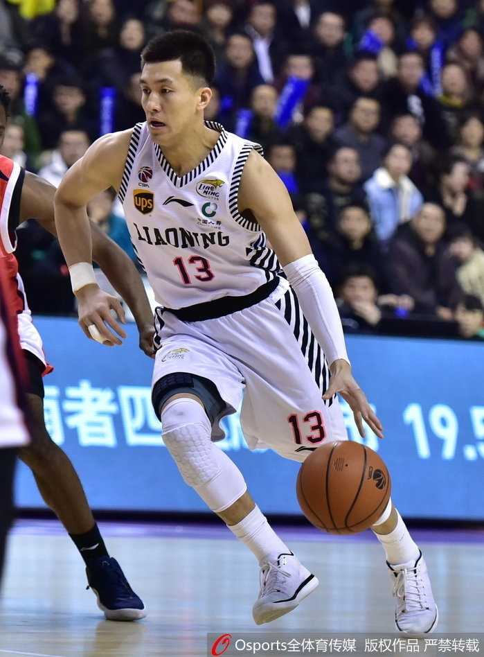 辽宁队中锋韩德君在对方三人包夹下强势摘下前场篮板，肌肉碰撞的激烈程度仿佛能穿透屏幕。