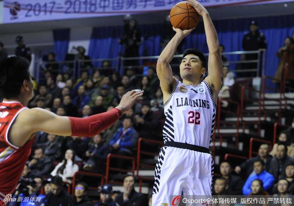 辽篮将士在主场球迷震耳欲聋的助威声中全线出击，郭艾伦犹如一把尖刀刺穿八一防线，瞬间点燃全场激情。
