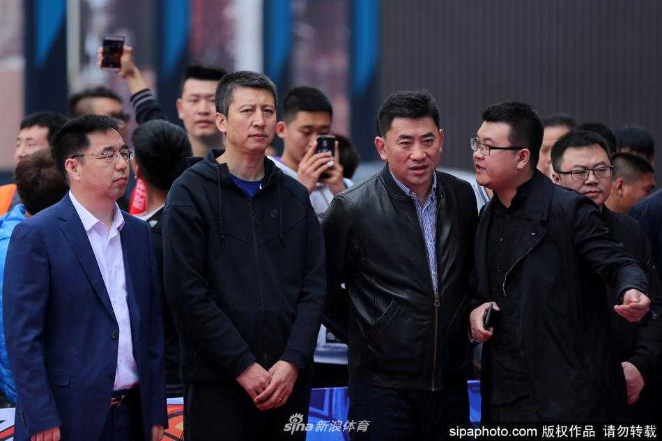 辽篮主帅郭士强现身沈阳街头篮球赛引爆全城激情 辽篮主帅郭士强现身沈阳街头篮球赛活动现场,面带微笑向热情欢呼的球迷挥手致意,引爆全场气氛。