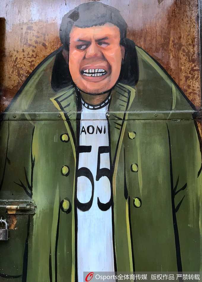 杨鸣裹着围脖眼神犀利，即便是街头漫画也难掩队长颜值担当的风采与冷峻