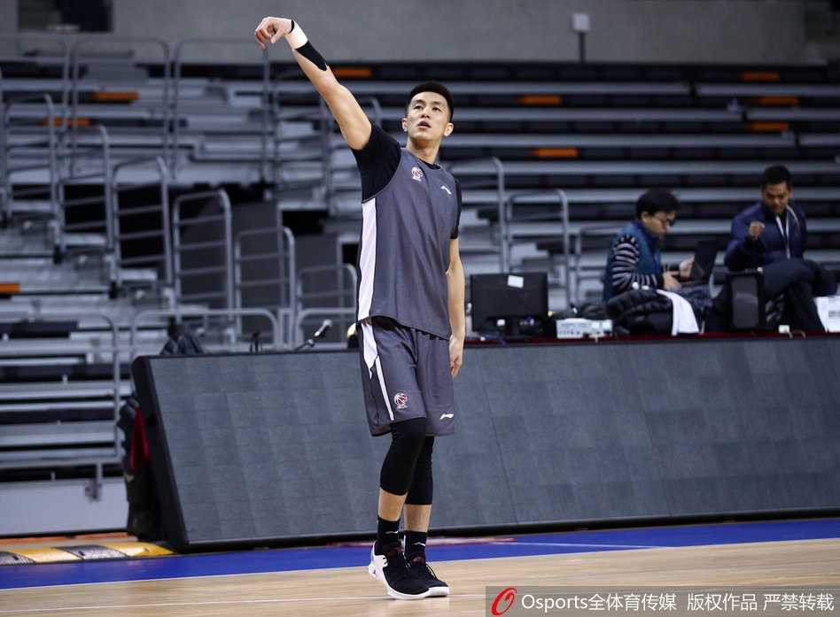 辽篮众将帅气集结,郭艾伦赛前状态神勇 郭艾伦在训练中眼神专注,举手投足间透露出核心后卫的自信与霸气。