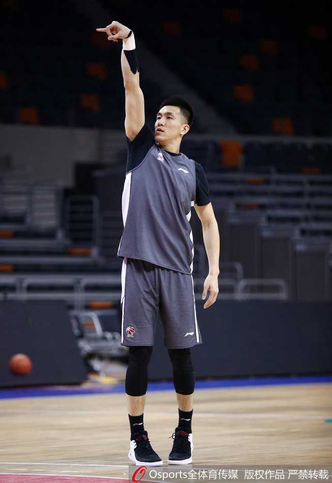 辽篮众将帅气集结,郭艾伦赛前状态神勇 刘志轩底角三分出手,动作一气呵成,他在外线的牵制力对辽篮至关重要。
