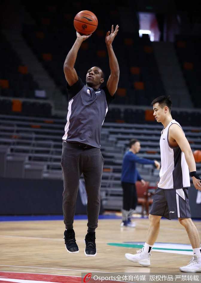 辽篮众将帅气集结,郭艾伦赛前状态神勇 韩德君篮下卡位准备接球,尽管身上有伤,但他的训练态度依旧一丝不苟。