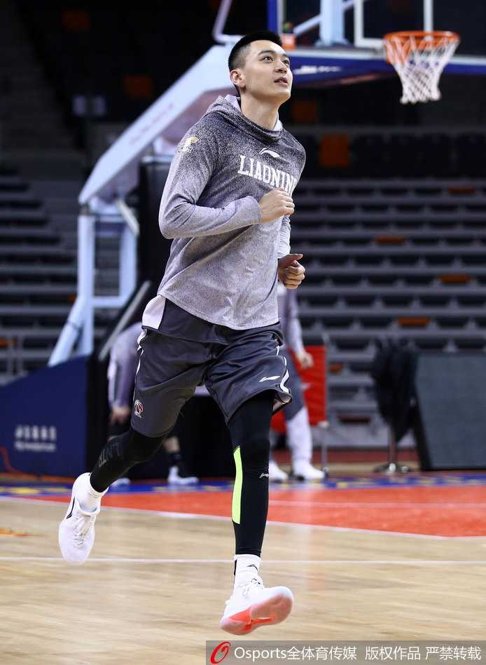辽篮众将帅气集结,郭艾伦赛前状态神勇 郭士强指导双手抱胸,神情严肃地观察着训练场上的每一个细节。
