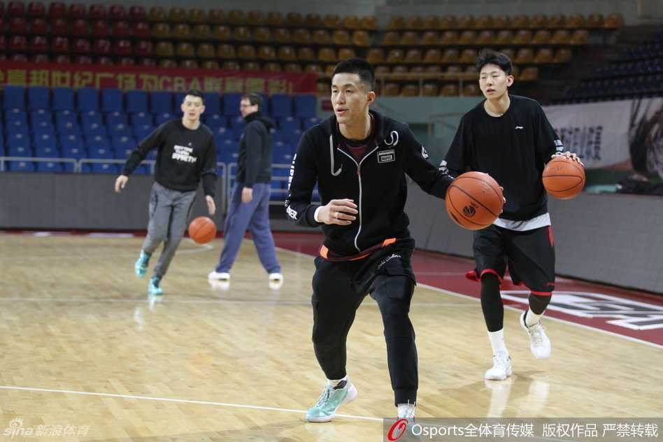 郭艾伦持球快速突破，身形如闪电般掠过训练场，脸上带着不服输的倔强，仿佛正在与假想敌进行一场真正的对决。