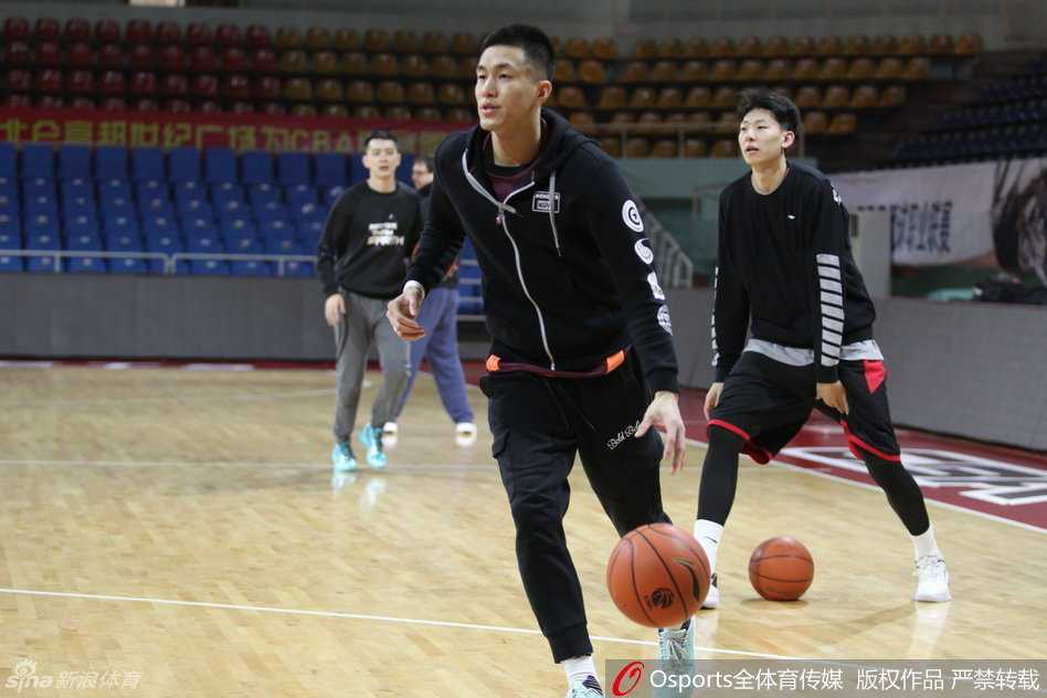赵继伟在训练中跳起投篮，动作舒展，眼神坚定，这位年轻的后卫正在用刻苦的训练为自己未来的国家队之路打下坚实基础。