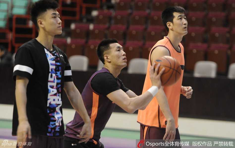 辽篮众将英姿勃发 主场力克新疆豪取关键胜利 郭艾伦在训练场上开怀大笑,眼睛眯成月牙,心情无比舒畅。