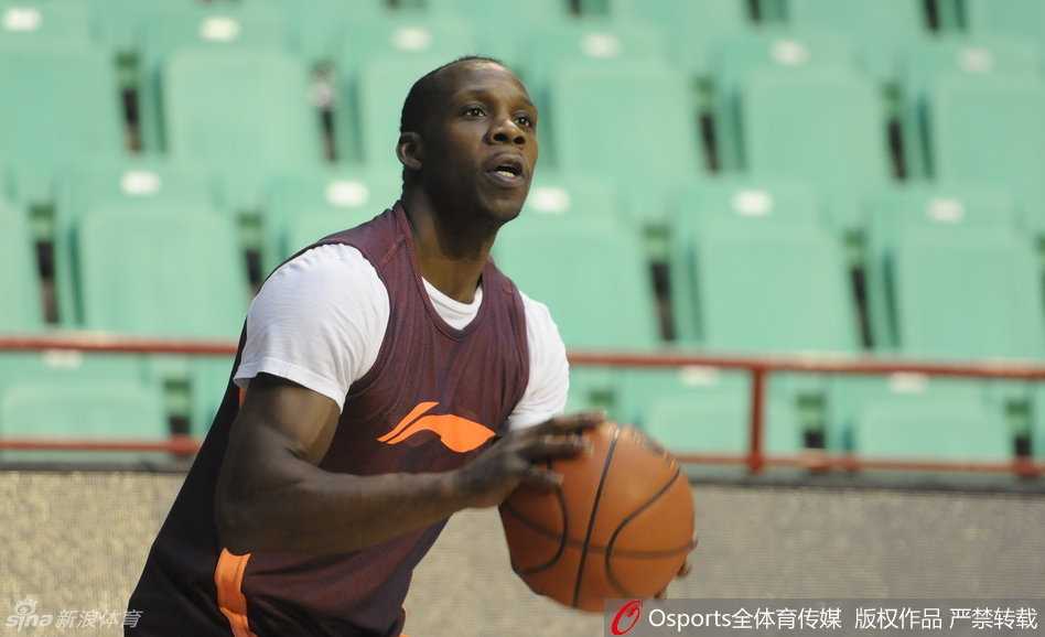 辽篮众将英姿勃发 主场力克新疆豪取关键胜利 赵继伟场边双手持球准备投篮,目光如炬,随时待命为球队贡献火力。