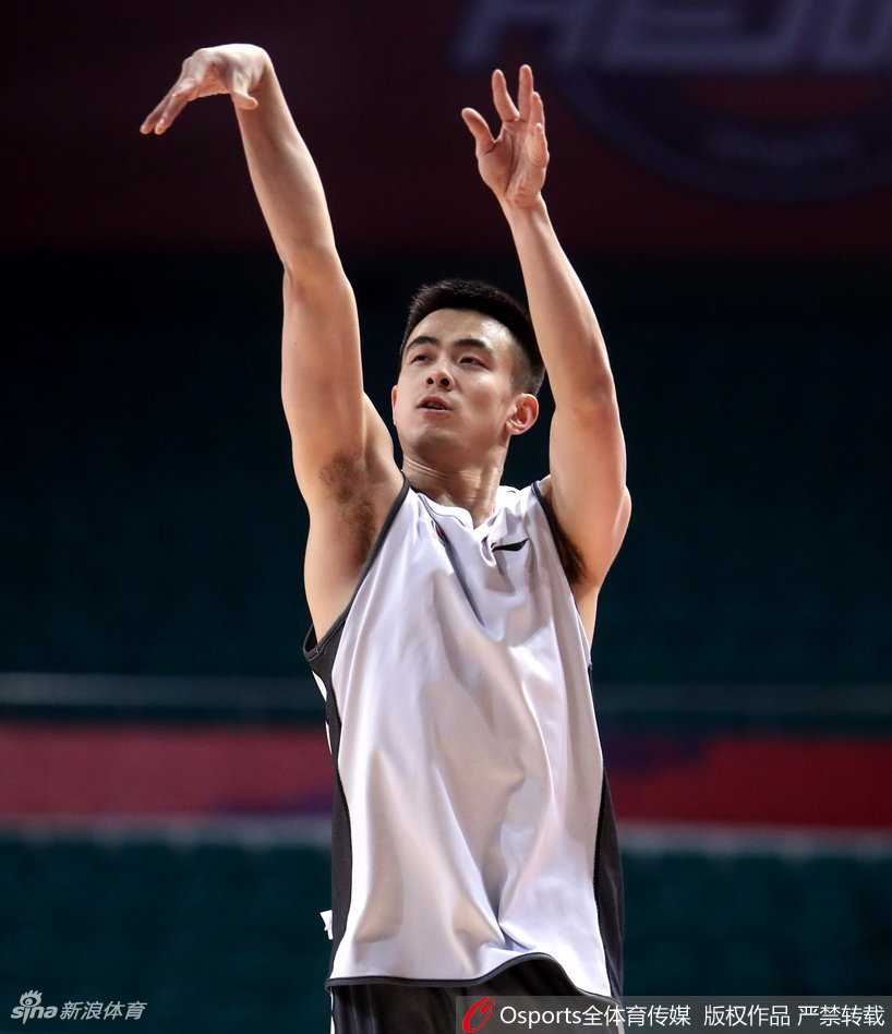 杨鸣在训练中从容指挥，不愧是公认的CBA门面担当，一举一动尽显大将风度。