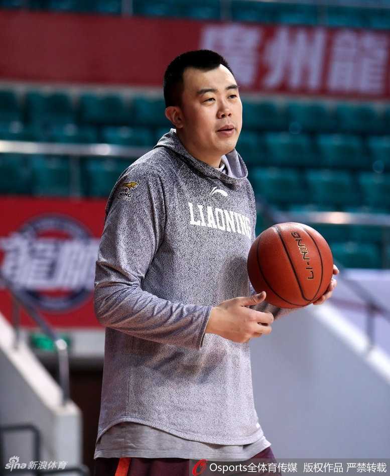 刘志轩训练中面带“囧”字笑容，人狠话不多的他，用实力诠释另类帅气。