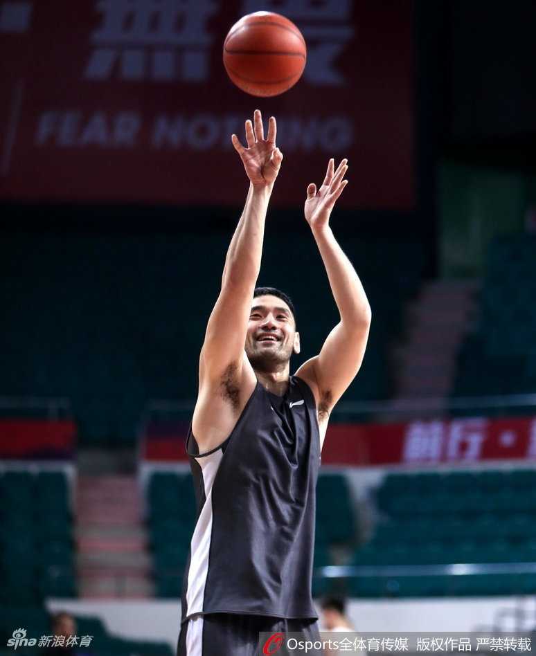 赵继伟训练后与队友谈笑风生，灵动身影与阳光笑容，构成训练场上一道风景。