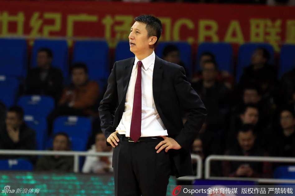 许钟豪中距离跳投出手，面对防守他果断起跳，指尖轻柔地将球拨出，动作标准流畅。