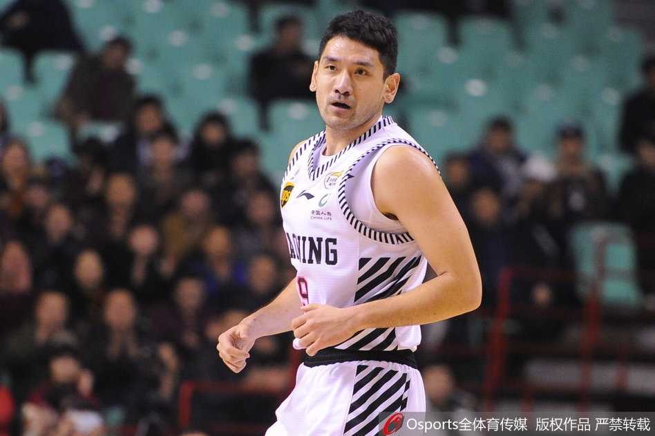 韩德君在希克森头顶强势摘板，强壮的身躯在禁区筑起移动长城