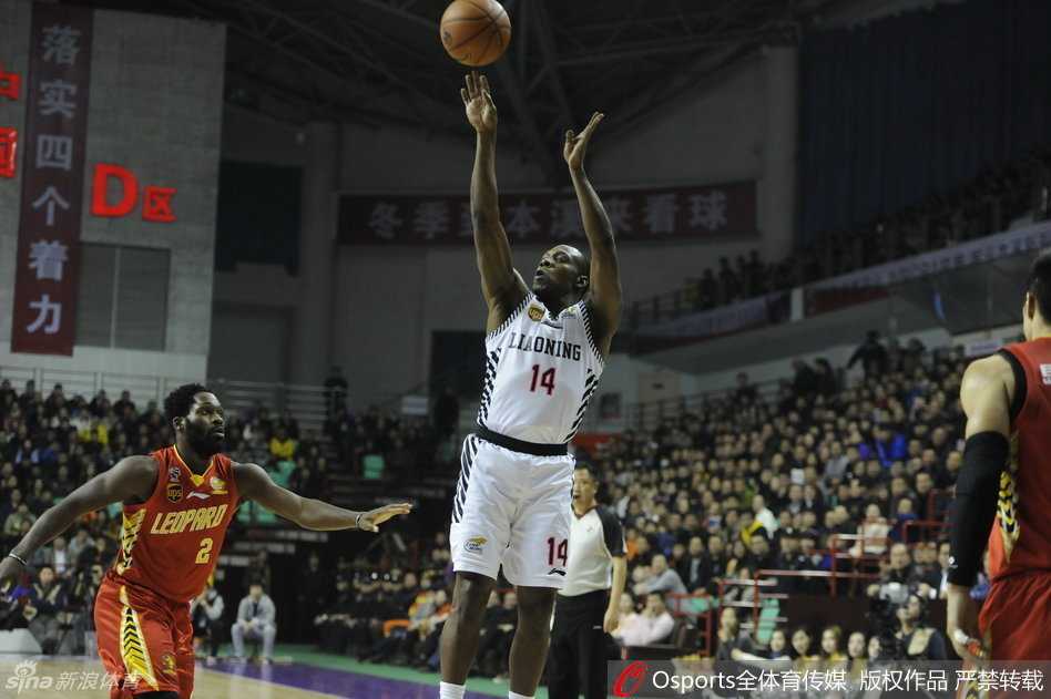 韩德君在深圳队内线群中高高跃起，以绝对高度完成一记势大力沉的单手劈扣，展现出内线霸主的强悍姿态。