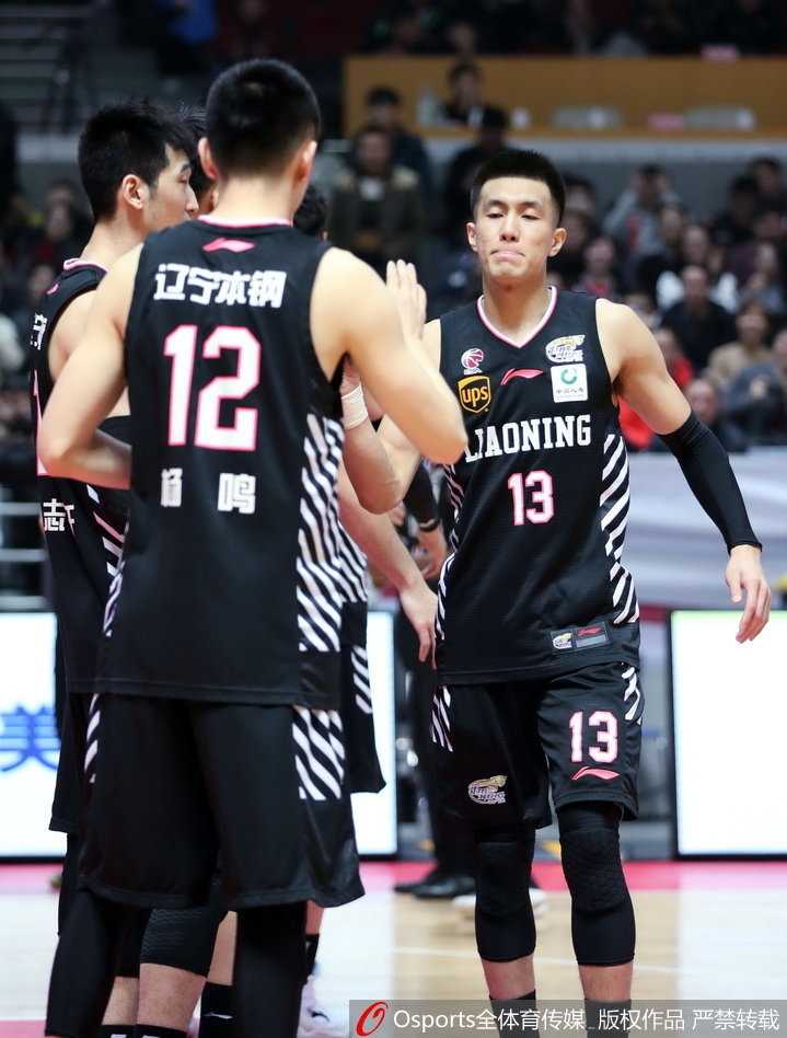 八一队张祖铭抢断后上演战斧劈扣，气势如虹