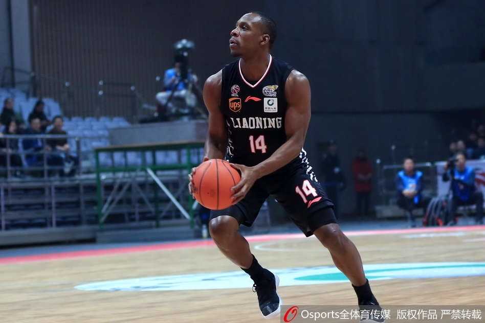 韩德君力劈华山单手劈扣，赵继伟在旁目送皮球入筐