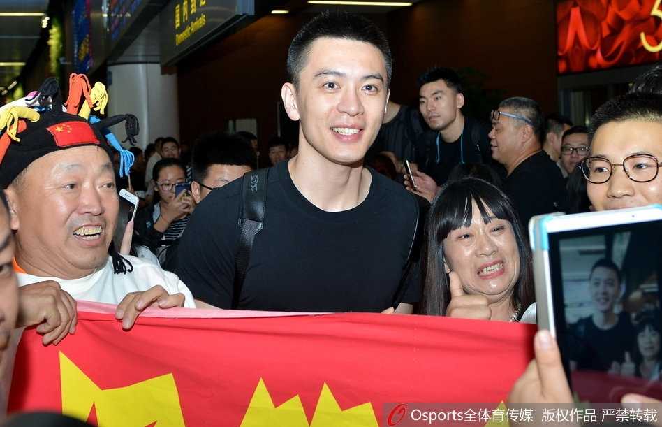 杨鸣身披金牌笑容灿烂如暖阳，眼神中满是为家乡圆梦的骄傲与释然