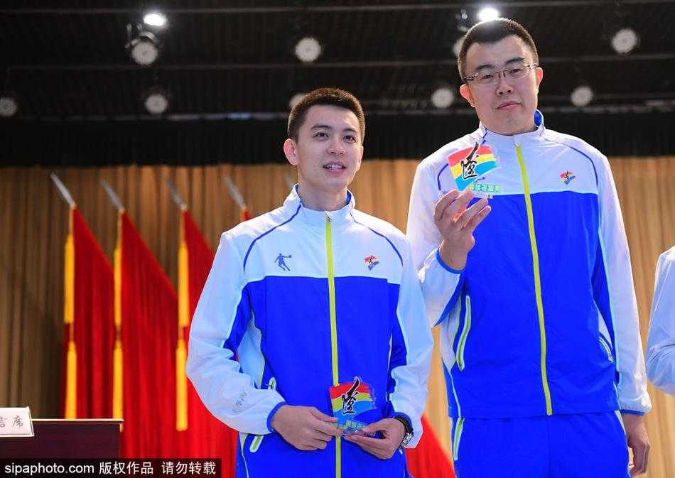 辽宁男篮主教练郭士强在表彰大会上接过突出贡献教练员奖，他鬓角的白发见证了带领球队十年磨一剑的坚守与付出。