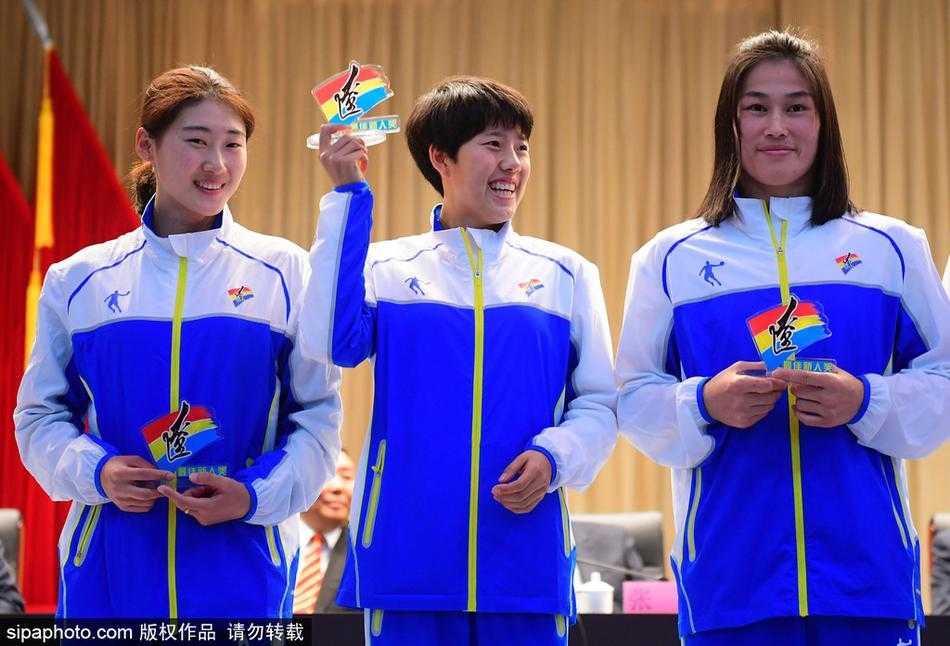 辽宁男篮队长杨鸣和功勋中锋韩德君在表彰大会后手持最佳老将奖杯合影，两人脸上洋溢着夺冠后欣慰而自豪的笑容。