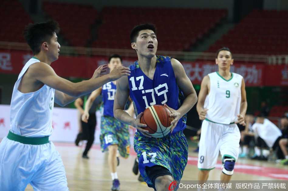 郭艾伦送出妙传后，场边的队友们轻松地坐着挥手致意，仿佛在说比赛已经尽在掌握，可以休息了。