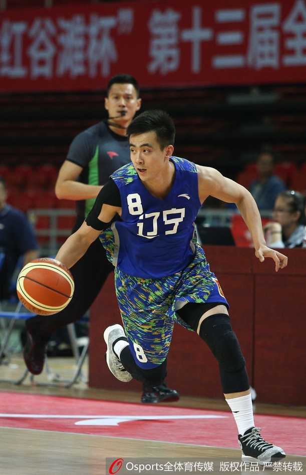 赵继伟面对防守连续背后运球后加速突破，眼神冷静地观察着队友的跑位，梳理着全队的进攻节奏。