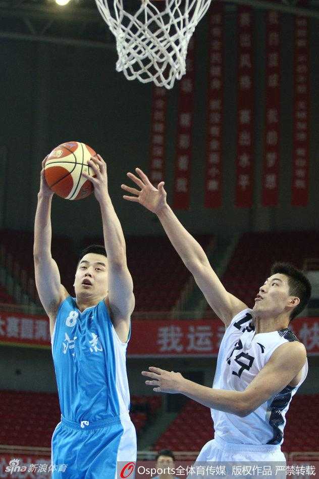 辽篮全运预赛轻取河南 团队篮球彰显深厚底蕴 在拥挤的禁区之内,辽宁队的内线长人李晓旭高高跃起,凭借着天生的篮板嗅觉和卡位意识,力压河南多名壮汉,将篮板球牢牢控制在手中。