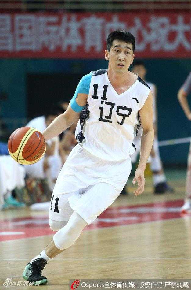 辽篮全运预赛轻取河南 团队篮球彰显深厚底蕴 末节比赛已成练兵时间,辽宁队依然保持专注,通过流畅的团队传递撕扯河南防线,展现了冠军之师深厚的战术素养和人员储备。