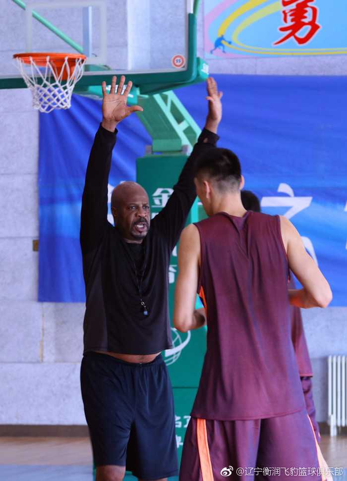 尽管汗如雨下，大个子们脸上却洋溢着满足的笑容，班克斯风趣的执教风格让原本枯燥的训练充满了欢声笑语。