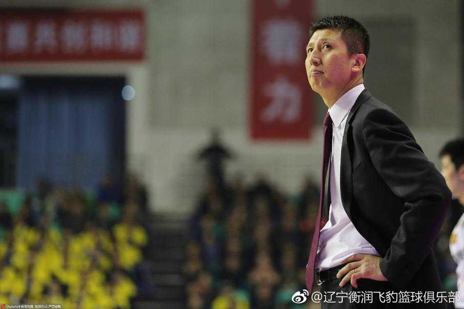 辽篮功勋主帅郭士强生日快乐从青涩少帅到冠军教头的热血征程 辽宁男篮夺冠后,郭士强指导被队员们高高抛起,现场彩带纷飞,他脸上洋溢着幸福而激动的笑容,这是属于冠军的荣耀时刻。