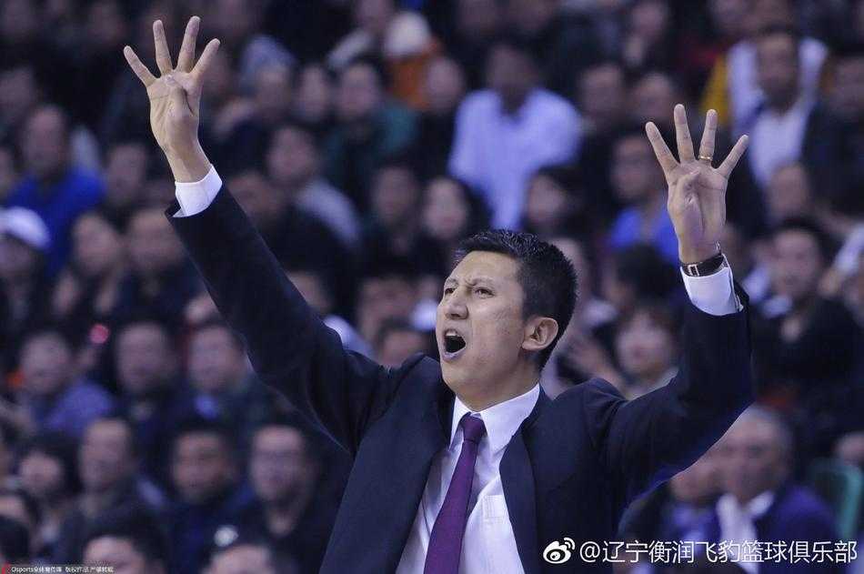 辽篮功勋主帅郭士强生日快乐从青涩少帅到冠军教头的热血征程 在中国国家男篮的集训场上,郭士强指导正耐心地为队员们讲解战术,并用肢体动作示范,年轻球员们围在身边认真聆听。