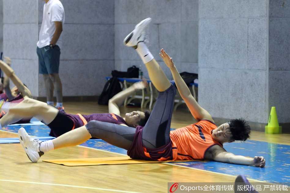 辽篮功勋重生记:贺天举伤愈归来,全运赛场盼浴火涅槃 重伤初愈的贺天举,眼神坚定地站在空荡荡的训练馆中,每一次运球都仿佛在向命运宣战