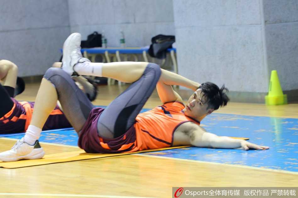 辽篮功勋重生记:贺天举伤愈归来,全运赛场盼浴火涅槃 汗水浸透了贺天举的球衣,他咬牙坚持着队医安排的康复训练,单腿独立的身躯像一座不屈的铁塔