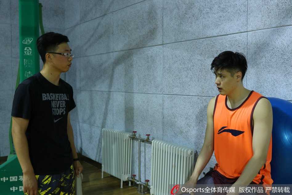 辽篮功勋重生记:贺天举伤愈归来,全运赛场盼浴火涅槃 训练场边的贺天举若有所思,目光望向远方,那里不仅有全运会的赛场,更有他魂牵梦绕的冠军梦想