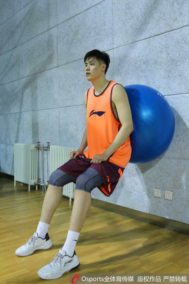 辽篮功勋重生记:贺天举伤愈归来,全运赛场盼浴火涅槃 在体能教练的辅助下,贺天举进行着核心力量的强化,每一块隆起的肌肉都诉说着他对重返赛场的渴望