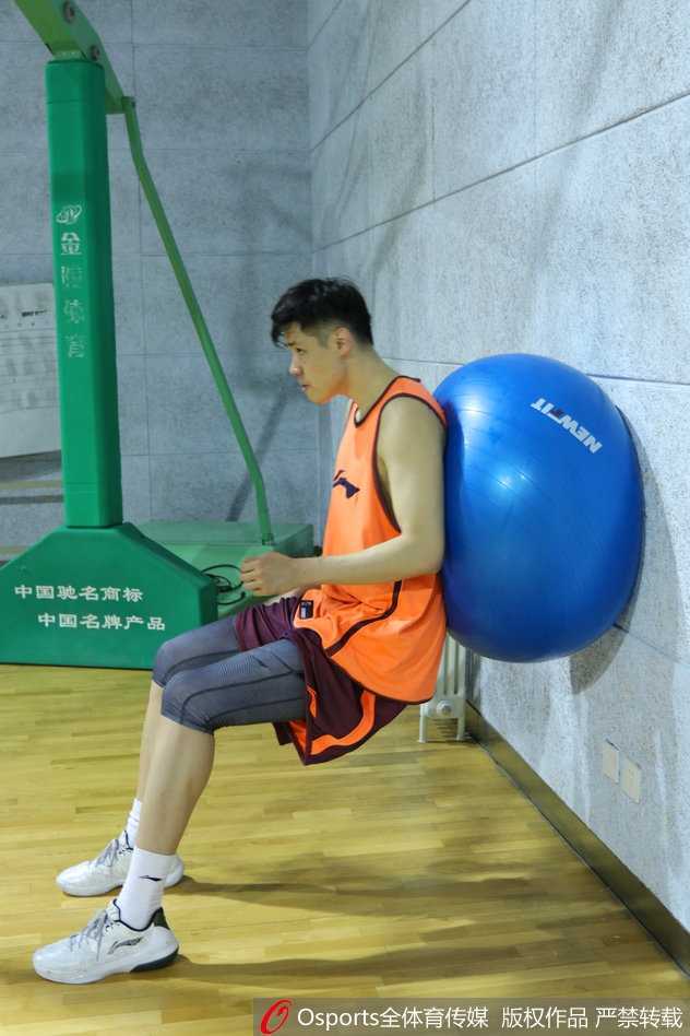 辽篮功勋重生记:贺天举伤愈归来,全运赛场盼浴火涅槃 贺天举在训练中高高跃起,仿佛要抓住曾经失去的每一个瞬间,那个曾经飞天遁地的少年正在归来