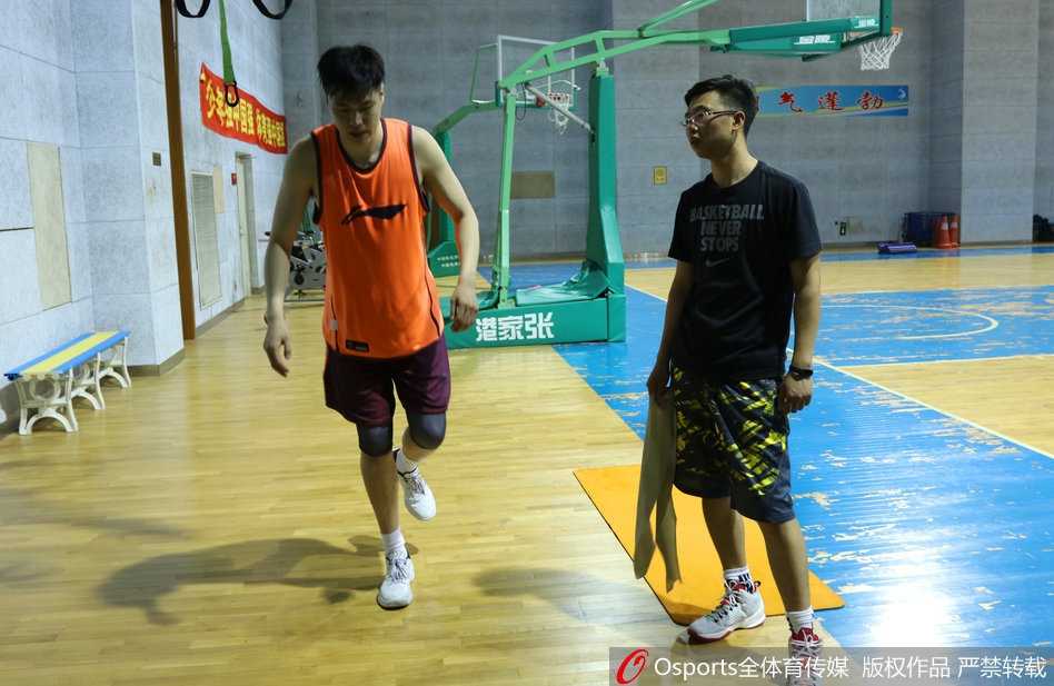 辽篮功勋重生记:贺天举伤愈归来,全运赛场盼浴火涅槃 夕阳的余晖洒在贺天举的身上,训练结束后的他显得平静而坚毅,新的征程即将在这片他深爱的球场上开启