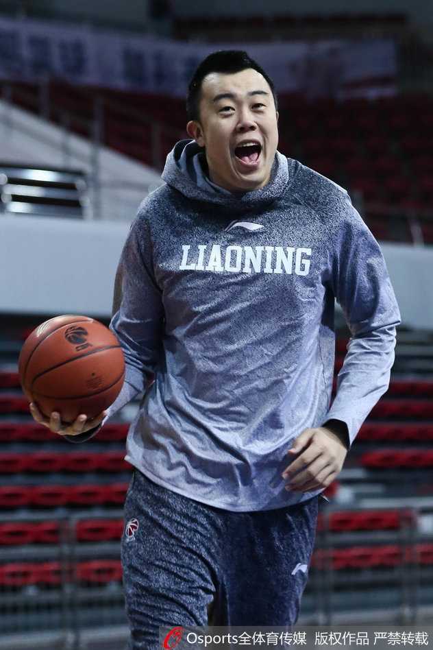 内线悍将韩德君在篮下展现出绝对统治力，他卡住位置，高高跃起，一双巨掌仿佛要将篮板球连带着对手的斗志一同揽入怀中。