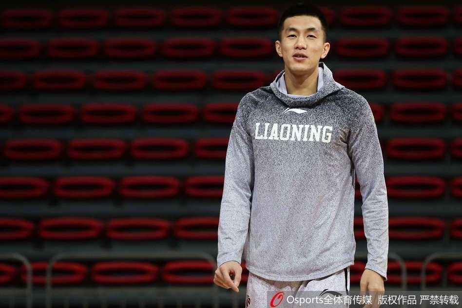 功勋外援哈德森在三分线外张手命中，皮球划过一道美丽的弧线空心入网，他沉稳的表情仿佛在告诉所有人，关键时刻有我。