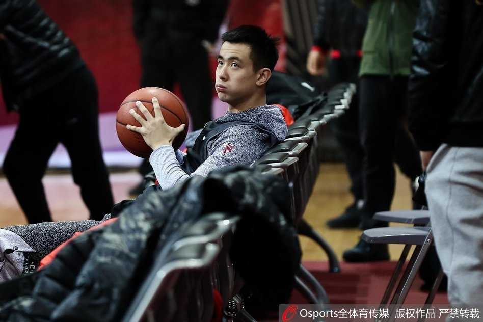 训练结束后，队员们围成一圈，手臂搭着彼此的肩膀，齐声高喊着加油，这团结一心的一幕，正是辽宁男篮向总冠军发起冲击的最强底气。