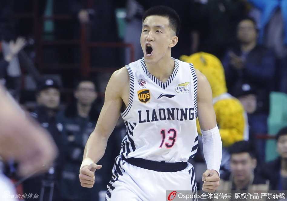 辽篮双子星末节惊天逆转 郭艾伦与福特森拥抱泯恩仇 郭艾伦霸气怒吼,仿佛要将末节独揽进攻大旗的压力全部宣泄而出,这一吼也吼出了辽篮永不放弃的精气神。