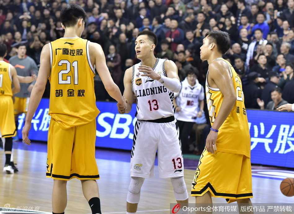 辽篮双子星末节惊天逆转 郭艾伦与福特森拥抱泯恩仇 辽篮双子星郭艾伦与赵继伟在逆转取胜后激情对吼庆祝,两人的紧握的双拳与坚毅的眼神宣告着属于辽宁篮球的青春风暴正式回归。