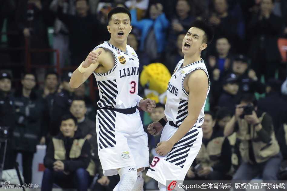 辽篮双子星末节惊天逆转 郭艾伦与福特森拥抱泯恩仇 辽宁队主帅郭士强在喧嚣散去后,紧紧牵着女儿的小手离开赛场,铁血硬汉的父爱柔情在这一刻成为最温暖的背景。