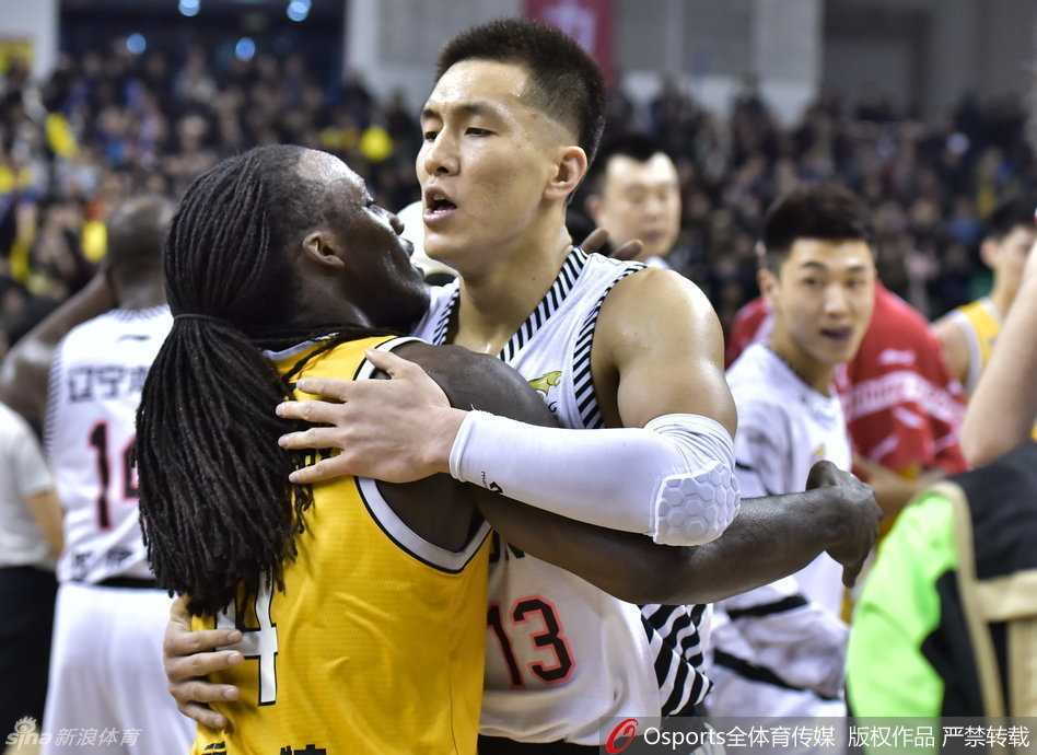 辽篮双子星末节惊天逆转 郭艾伦与福特森拥抱泯恩仇 刘志轩握拳怒吼庆祝,作为本场的奇兵,他用精准的投射为辽篮的逆转奠定了坚实的基础。