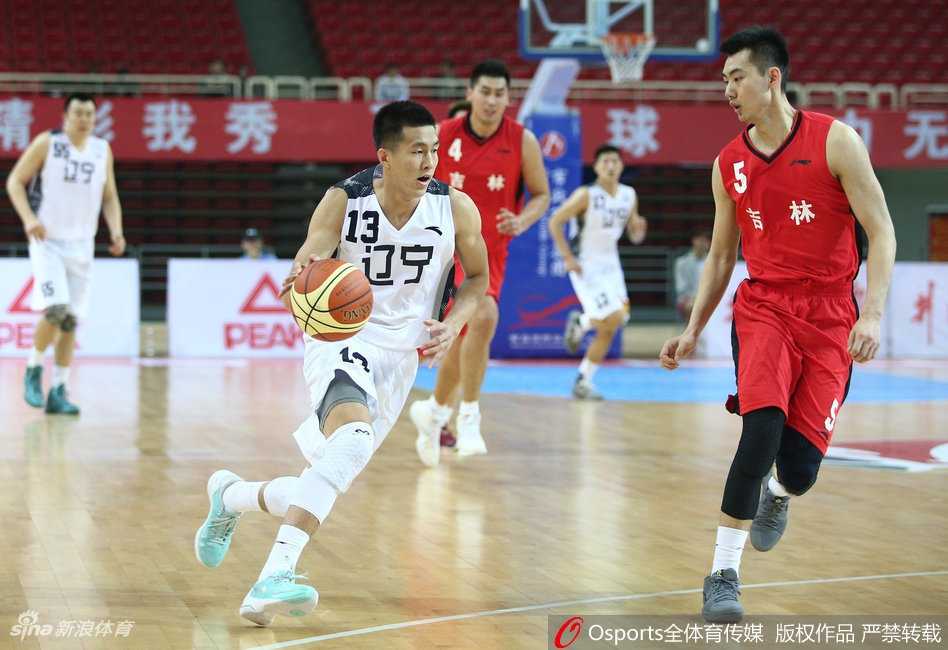 团队一心，辽宁众将围在一起怒吼庆祝，汗水与激情交织，这一刻他们不仅是队友更是并肩的兄弟。