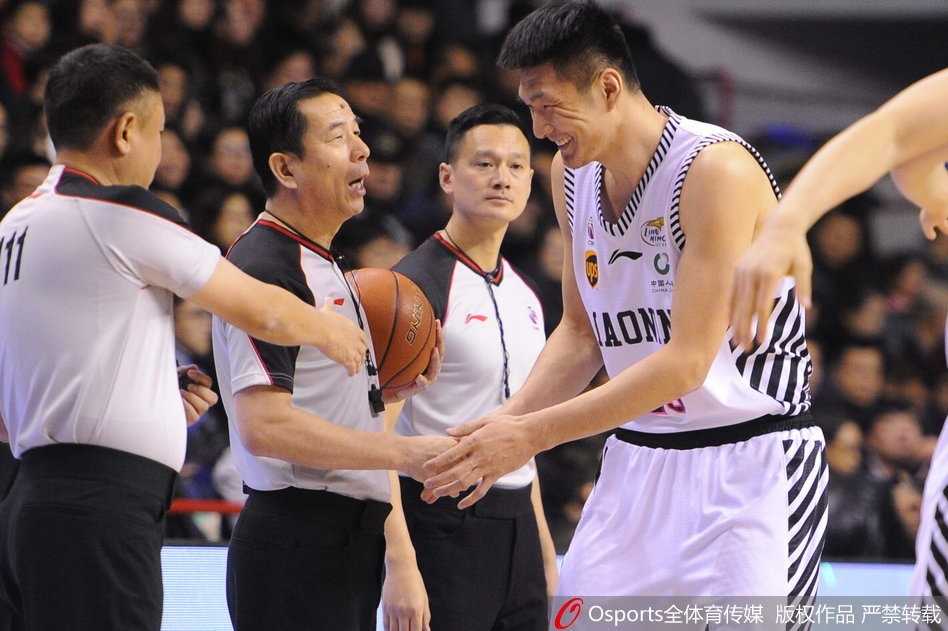 辽篮双子星闪耀本溪,残阵主场掀翻浙江青年军 巴斯在篮下接到传球,面对双人包夹毫无惧色,他奋力跃起完成双手暴扣,强大的冲击力让防守球员只能望球兴叹。