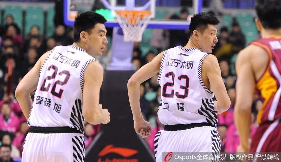 辽篮双子星闪耀本溪,残阵主场掀翻浙江青年军 浙江队威姆斯快速推进中如猎豹般直插辽宁腹地,他高高跃起欲上演单手劈扣,身体在空中完全舒展,杀气腾腾。