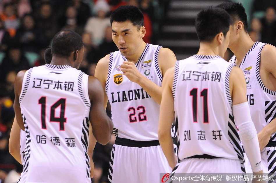 辽篮双子星闪耀本溪,残阵主场掀翻浙江青年军 刘志轩接球后稍作调整,在三分线外张手命中,皮球划出一道完美的彩虹弧线应声入网,场边的球迷瞬间沸腾欢呼。